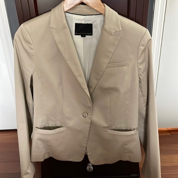 Gorgeous tan Banana Republic blazer.  Size 4 worn one time!  Excellent - Picture 1 of 4